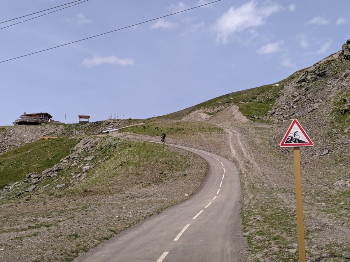 J34 - Improbable piste cyclable jusqu'au col de Tougnète avant une belle descente enduro sur Méribel.