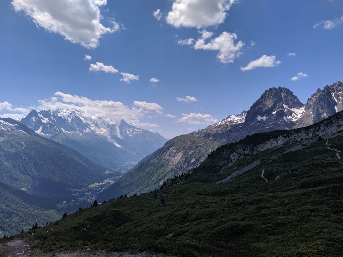J50 - La vallée de Chamonix se dévoile dans la descente sur Le Tour.