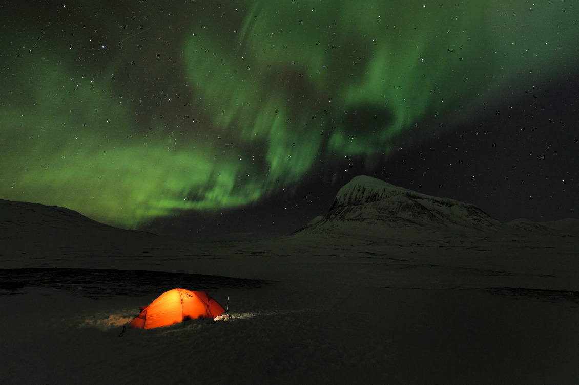 Bivouac céleste. Aurore boréale sur le mont Niják, Laponie suédoise.
Photo : Guillaume Hermant (guillaumehermant. piwigo.com)