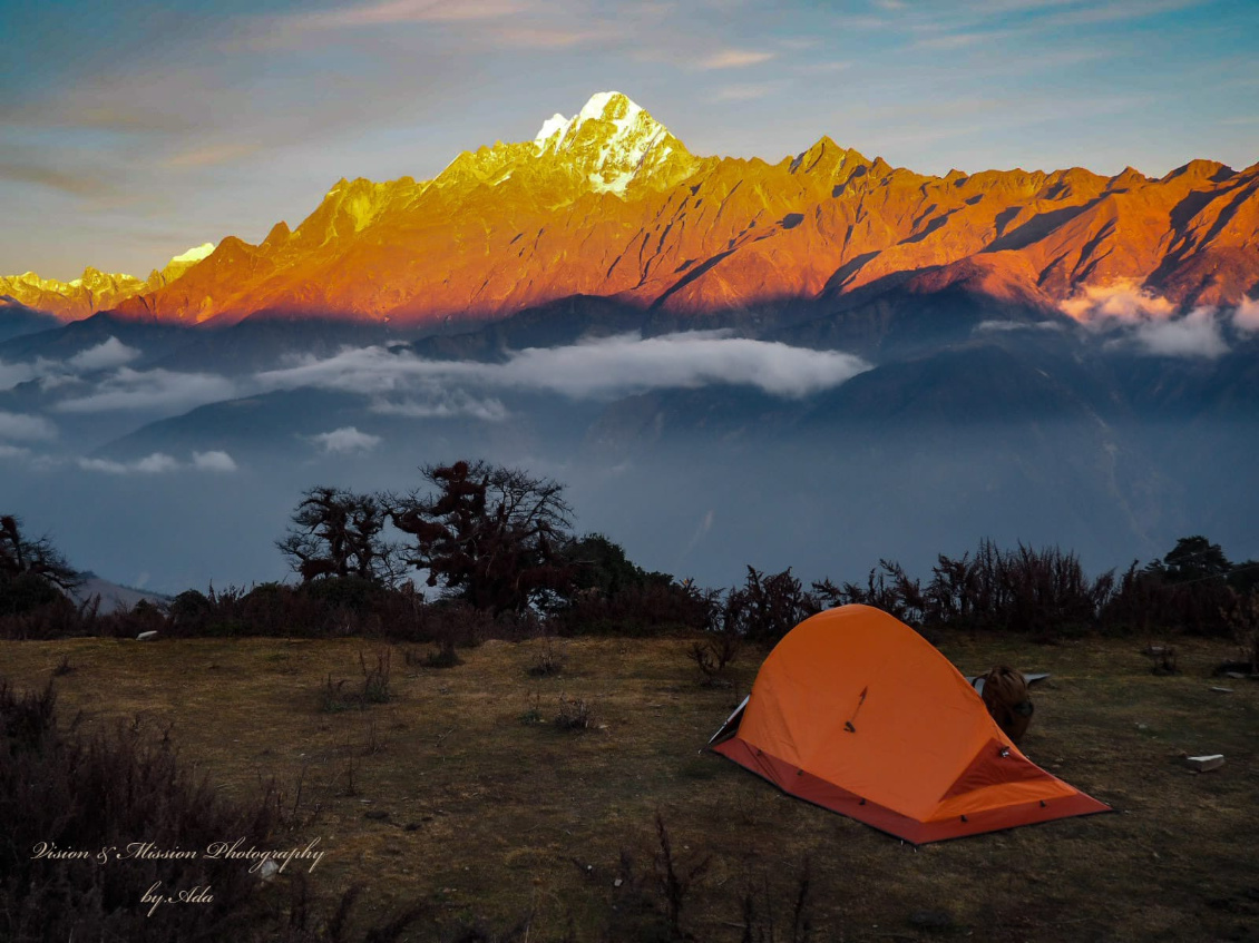 #1 Adriana Rogowska.
Coucher de soleil somptueux sur le Langtang Lirung, montagne sacrée qui culmine à 7227 m dans la vallée du Langtang, Népal, depuis le hameau de Nagthali (3160 m). Lors d'un trek (Tamang Trail Héritage) en décembre 2023.
