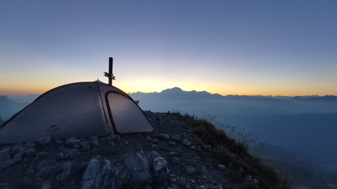 #5 Cécile Maure.
Bivouac au sommet du mont Charvin. Levé du soleil, le 10 septembre 2023, avec une vue exceptionnelle sur le mont Blanc.