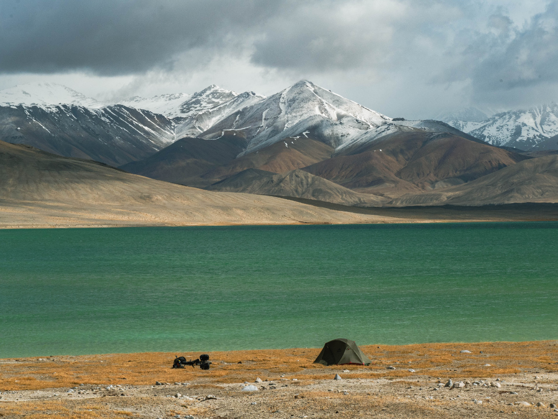 #23 Emeric Lasnier.
Bivouac au Tadjikistan au bord du lac Sassyk-kul sur la route du Pamir.