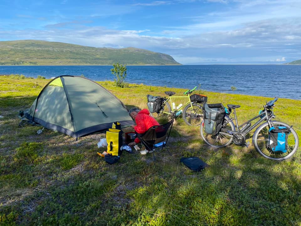 #17  Happy-Cyclos.
Bord de fjord en Norvège : une nuit ensoleillée sur la route du cap Nord en juillet 2022.