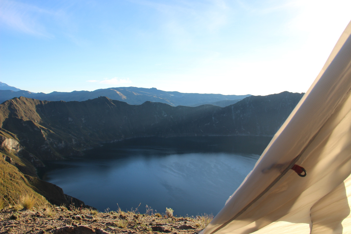 #32 Laure Janin.
Réveil au-dessus du lac de Quilotoa (Équateur).
 @petite.tribu.baroudeuse