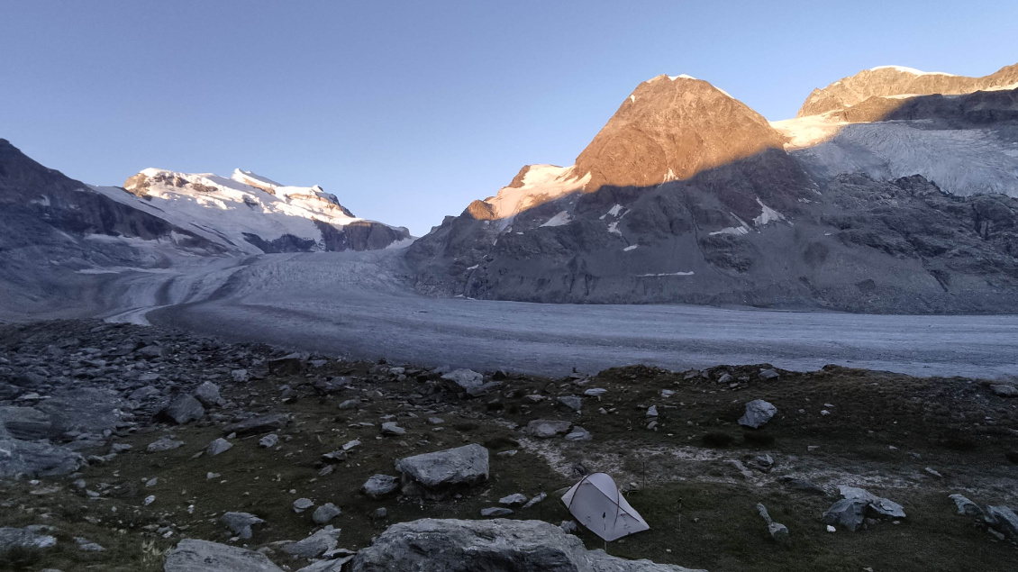 #6 Cécile Maure.
Au pied du Grand Combin lors de notre traversée Chamonix-Zermatt à pied.
