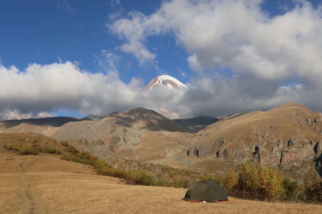#19 Isabelle Meyer-Messié.
@Au Rythme du Rail
Le matin au réveil le mont Kazbek jouait à cache-cache avec les nuages.