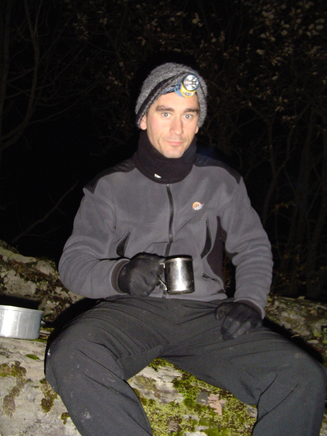 2003 : bivouac hivernal dans les Pyrénées.
Le bonheur des anciennes frontales lourdes et encombrantes avec le gros bloc de piles derrière la tête.