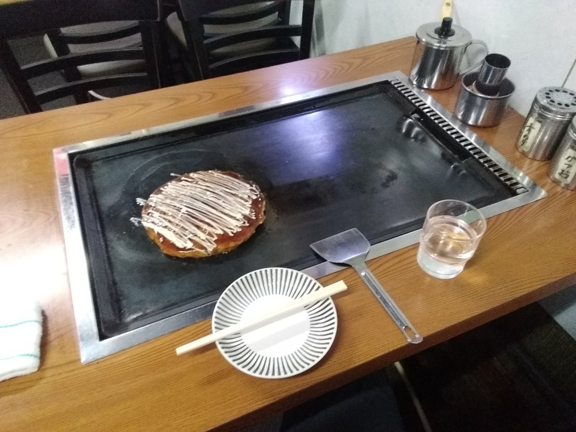 Sa spécialité: Okonomyaki. Genre de galette de patates et légumes contenant une viande ou un poisson. Elle est servie sur plaque chauffante au milieu de la table sur laquelle tu manges.